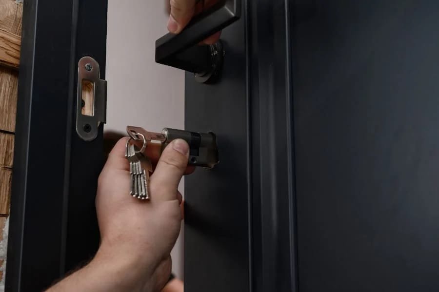 Técnico de Cerrajeros Turbo desplazándose a una urgencia en Chamberí