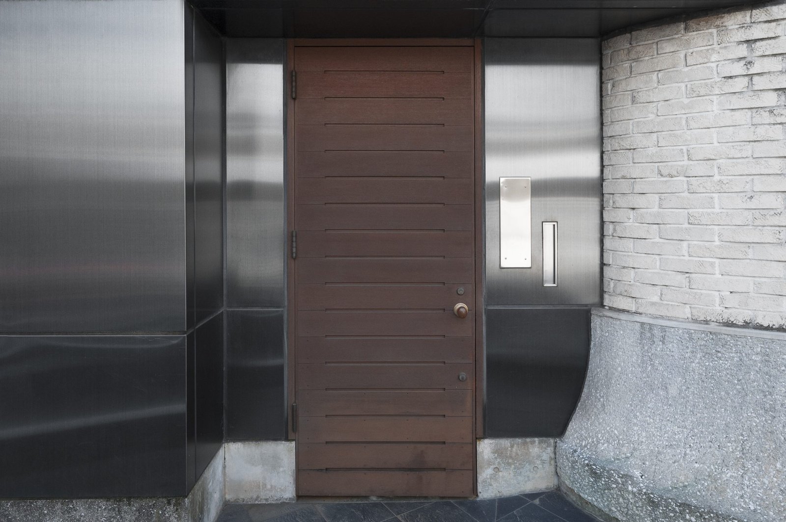 Entrada de vivienda con puerta de seguridad en Chamberí